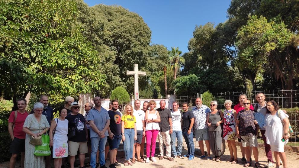 Castelló inicia los trabajos de retirada de la cruz del Ribalta entre concentraciones de apoyo y rechazo