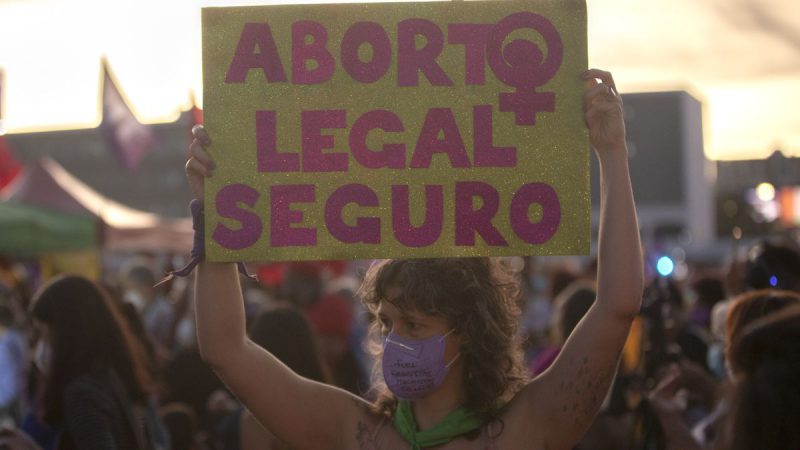 Una mujer sostiene un cartel a favor del aborto legal durante la movilización. EFE/ Joédson Alves