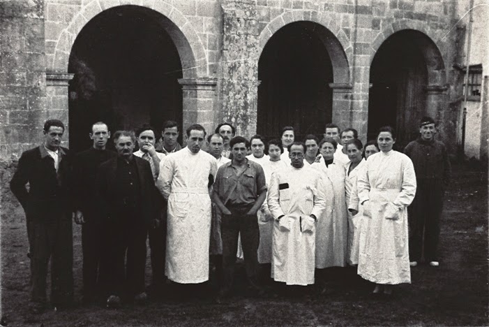 Trabajadores del hospital psiquiátrico La Cadellada posando ante la iglesia del monasterio de Santa María de Valdediós en enero de 1937. Constantino Suárez / Muséu del Pueblu d'Asturies (Gijón)