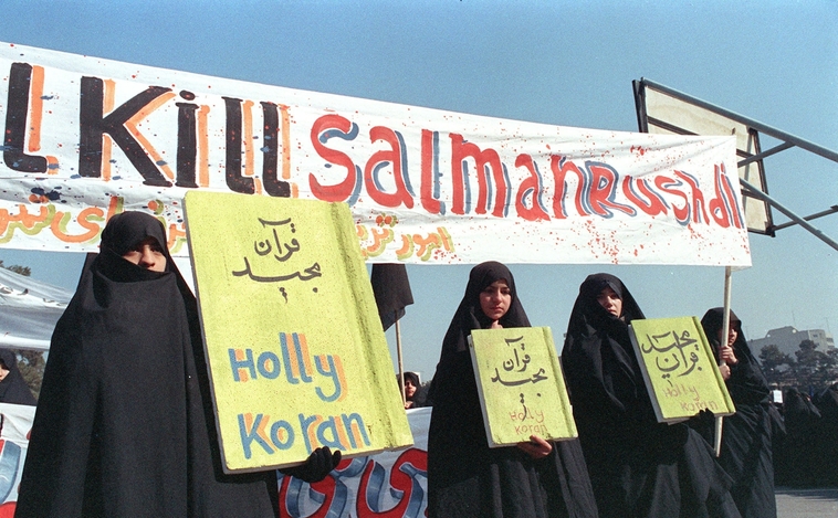 Una manifestación de 1989 contra Salman Rushdie AFP