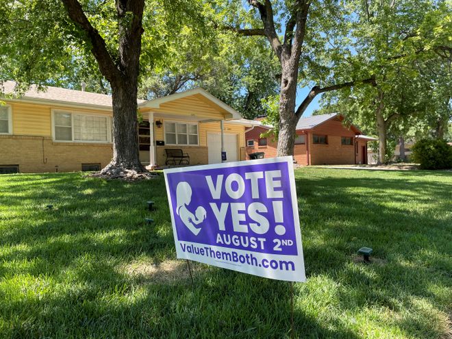 Un cartel en un patio insta a los residentes a votar sí en una enmienda que afirmaría que no hay derecho al aborto, en Wichita, Kansas, EE.UU., el 11 de julio de 2022. / Gabriella Borter