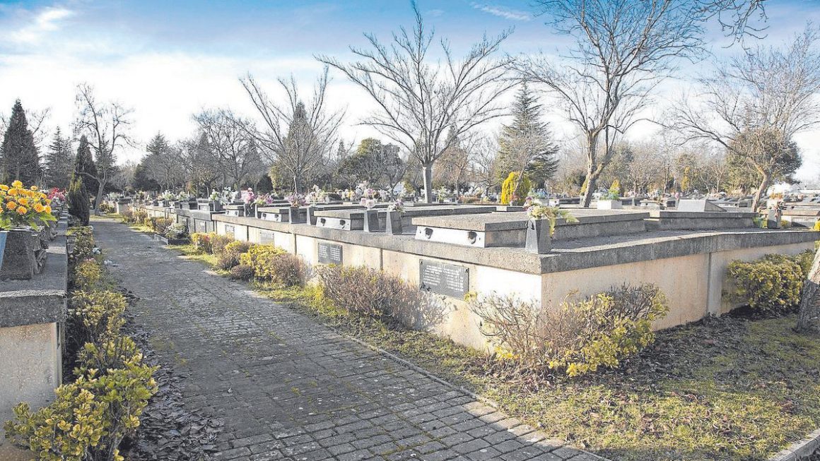Panteones del cementerio de El Salvador a las afueras de Vitoria-Gasteiz. | FOTO: JOSU CHAVARRI