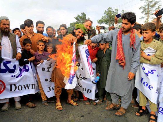 Protesta contra el ataque de Estados Unidos con drones que mató al líder de Al Qaeda, Al Zawahiri. (EFE/Stringer)