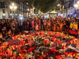 Homenaje en las Ramblas a las víctimas del atentado. / JORDI COTRINA