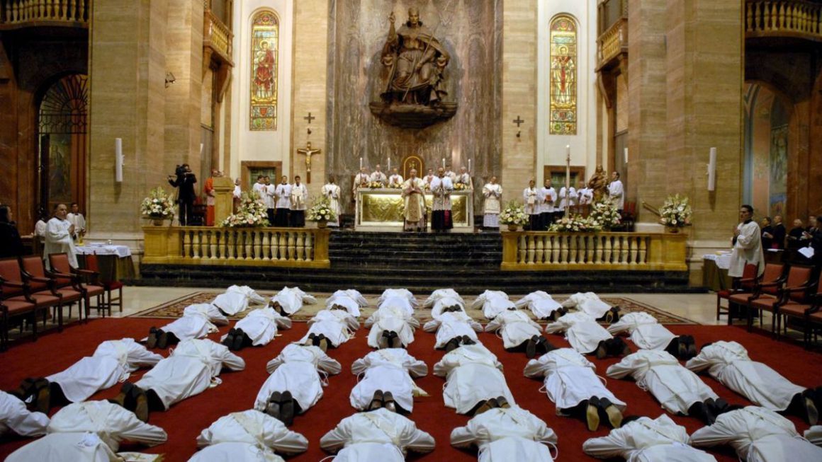 Una ordenación de sacerdotes del Opus Dei.