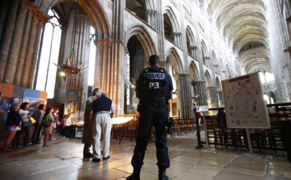 Un policía vigila el interior de la catedral parisina de Notre Dame en 2016.