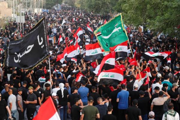 Los partidarios del Marco de Coordinación, un grupo de partidos chiítas, realizan una protesta cerca de la Zona Verde en Bagdad el viernes [Thaier al-Sudani/Reuters]