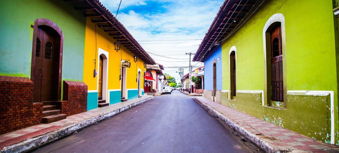 Una calle con coloridas casas en el departamento de León, en Nicaragua.