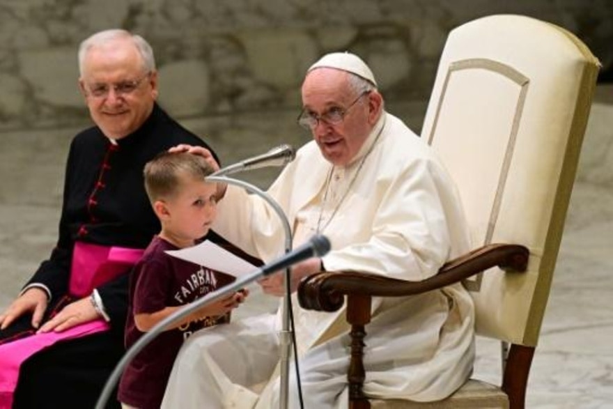 Un niño saluda al papa Francisco durante la audiencia general semanal el 17 de agosto de 2022 en el Vaticano afp_tickers