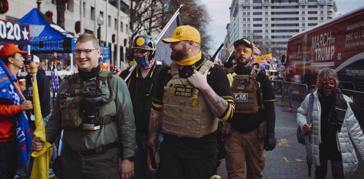 Miembros de la organización neofascista Proud Boys en una protesta a favor del presidente Donald Trump en diciembre de 2020. Johnny Silvercloud / Shutterstock