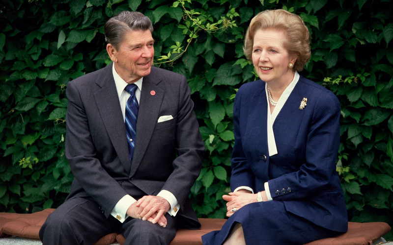 Ronald Reagan conversa con Margaret Thatcher durante una cumbre económica en Venecia, Italia, en 1987.