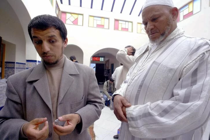 Hassan Iquioussen (izquierda) fotografiado en 2004 en la mezquita de Escaudain, en el norte del Estado francés. (François LO PRESTI | AFP)