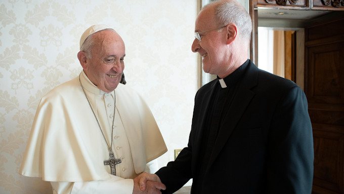 El Papa Francisco saluda al padre jesuita James Martin, durante una reunión privada en el Vaticano el 1 de octubre de 2019 ©CNS photo/Vatican Media