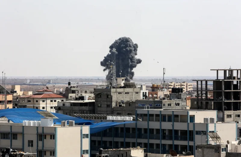 El humo y las llamas se elevan alrededor de la zona como resultado de los ataques aéreos israelíes sobre Rafah, situado en el sur de Gaza, el 07 de agosto de 2022. ( Abed Rahim Khatib - Agencia Anadolu)