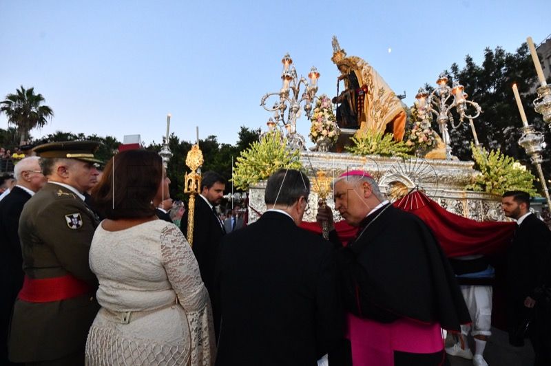 El presidente de la ciudad de Ceuta y numerosas autoridades civiles y militares en la procesión de la Virgen de África