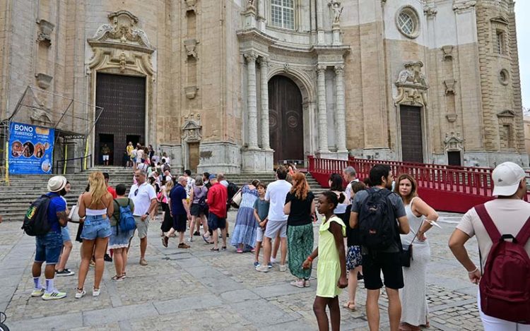 uristas esperando este verano para visitar la Catedral / FOTO: Eulogio García