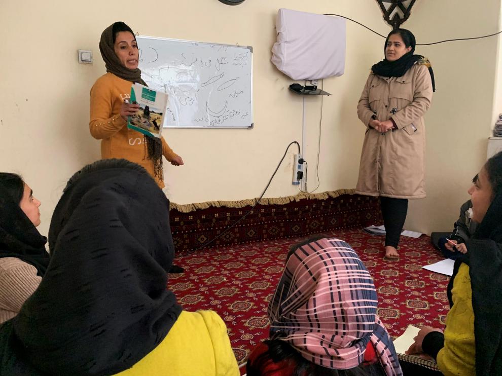 Un aula clandestina en Afganistán, donde van niñas a aprender a espaldas de los talibanes.Un aula clandestina en Afganistán, donde van niñas a aprender a espaldas de los talibanes.Moncho Torres/