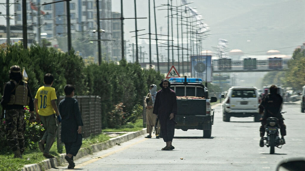 Los combatientes talibanes hacen guardia a lo largo de una carretera cerca de la embajada rusa después de un ataque suicida en Kabul el 5 de septiembre de 2022. Un atacante suicida golpeó cerca de la embajada rusa en la capital afgana el 5 de septiembre, matando a dos miembros del personal de la misión diplomática y hiriendo a varias otras personas, dijo el Ministerio de Relaciones Exteriores en Moscú. AFP - WAKIL KOHSAR