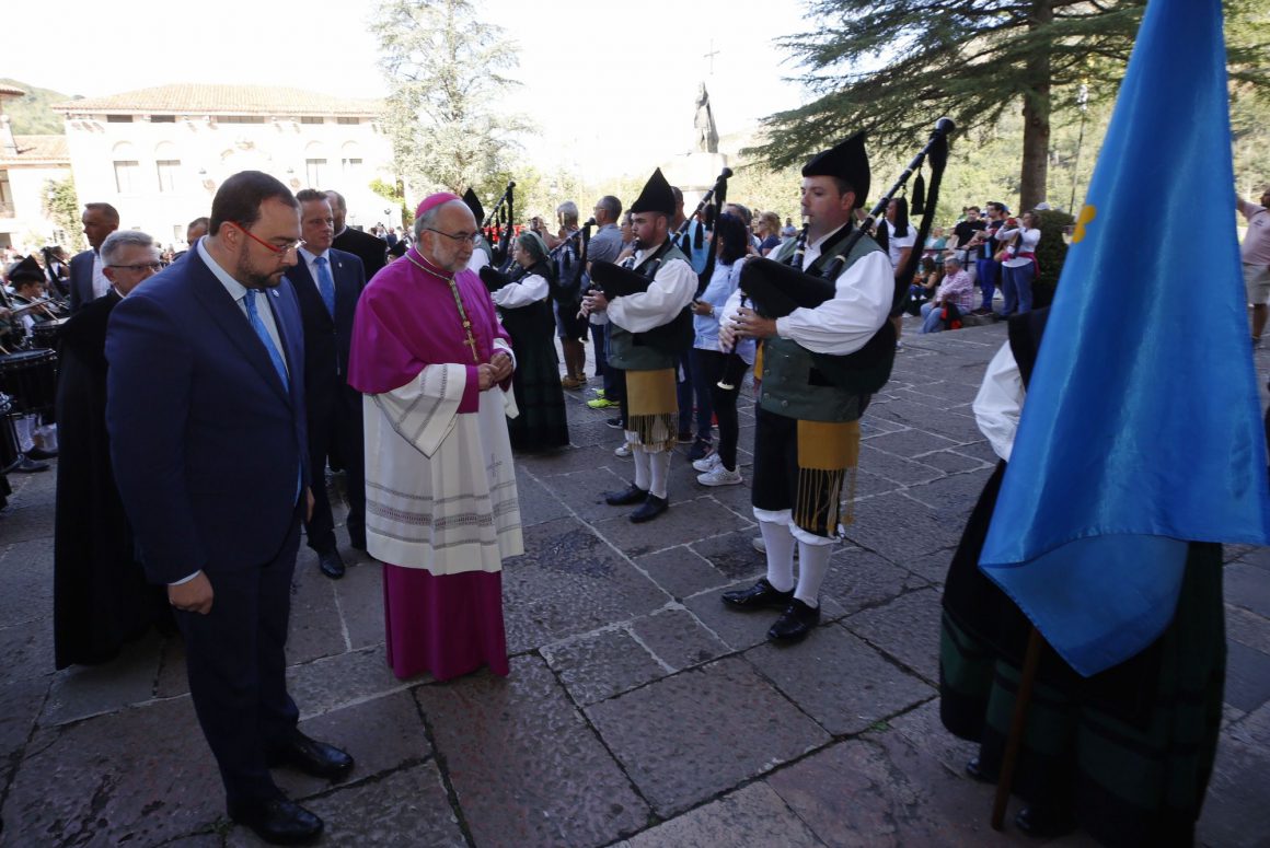 El presidente (PSOE) de Asturias y las principales autoridades políticas y militares de la región asisten a la misa celebrada en Covadonga el Día de Asturias