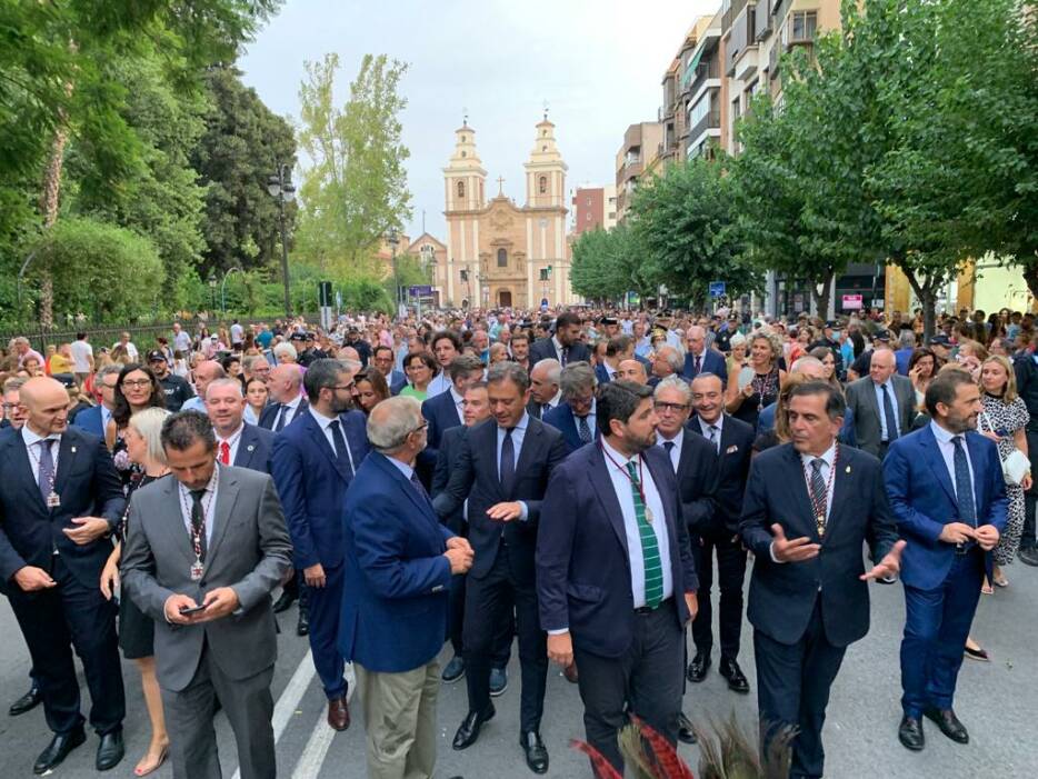 El presidente de Murcia, el de su Asamblea, el alcade y otras autoridades acompañan a la Virgen de la Fuensanta en su bajada a la catedral