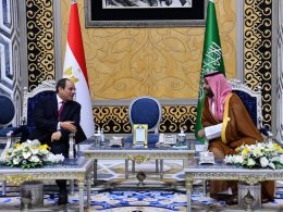 El presidente egipto Abdel Fattah al-Sisi y Bin Salmán, el príncipe heredero de Arabia Saudita. / EFE / EGYPTIAN PRESIDENCY HANDOUT