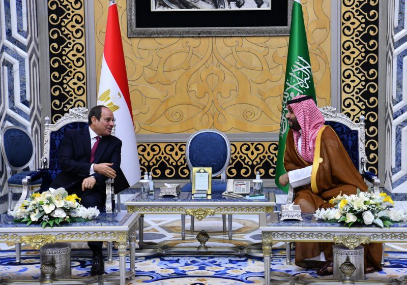 El presidente egipto Abdel Fattah al-Sisi y Bin Salmán, el príncipe heredero de Arabia Saudita. / EFE / EGYPTIAN PRESIDENCY HANDOUT