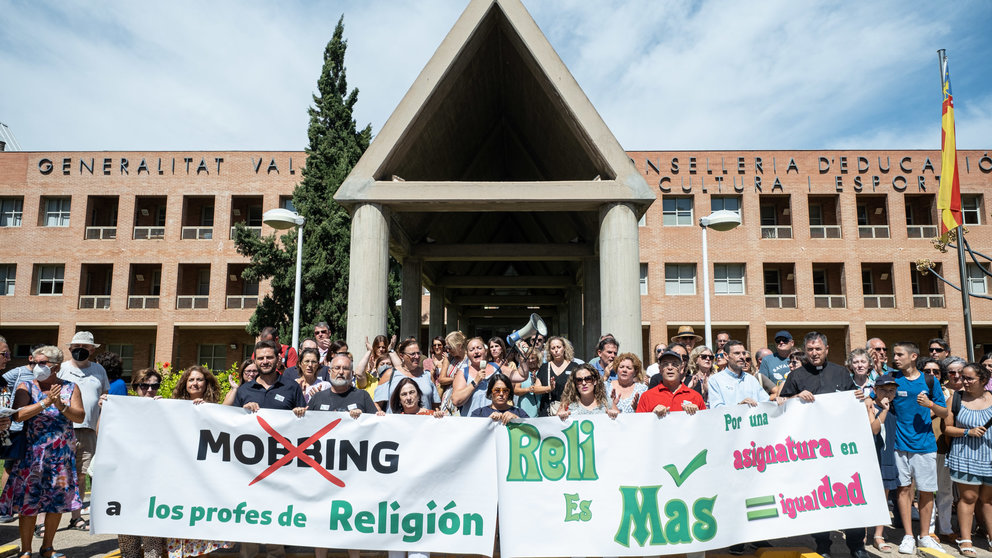 Protesta de profesores de Religión ante la Cnselleria de Valencia. Fotos: -V. Gutierrez.