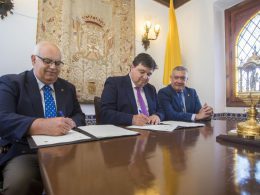 firma de un convenio entre el Ayuntamiento de Huelva y la Hermandad del Nazareno