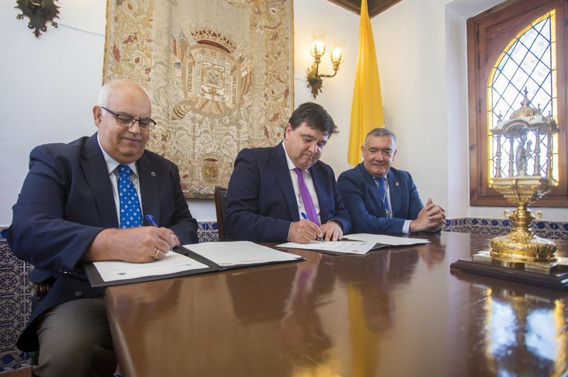 firma de un convenio entre el Ayuntamiento de Huelva y la Hermandad del Nazareno