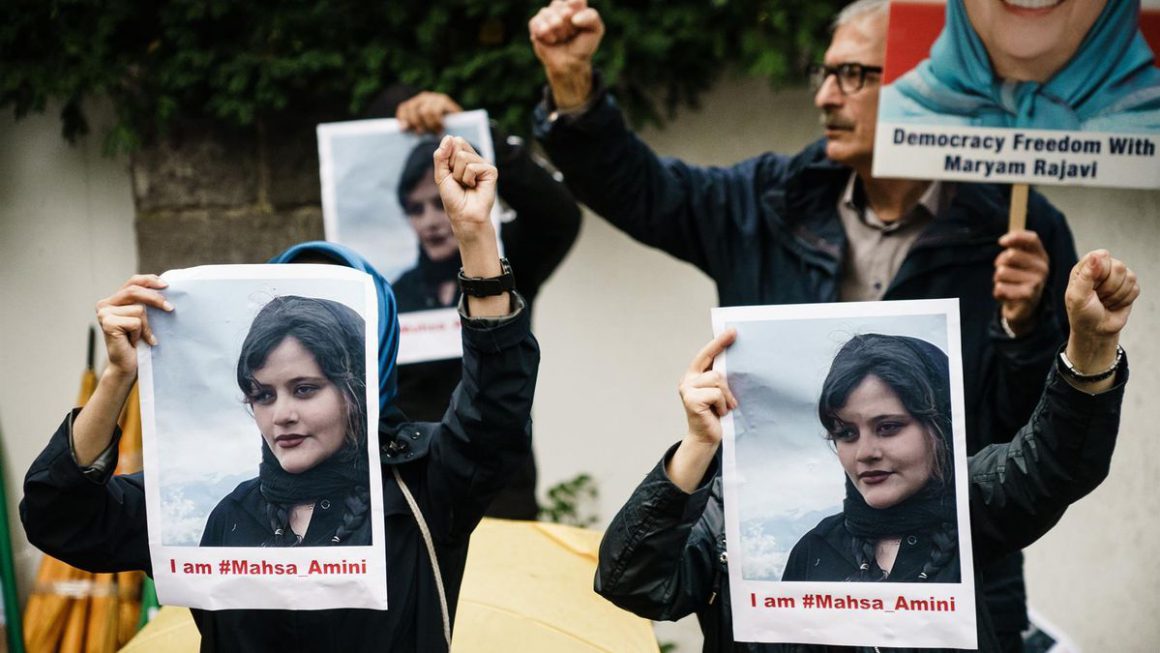 Protestas por la muerte de Mahsa Amini frente a la embajada iraní en Berlín EFE/EPA/CLEMENS BILAN