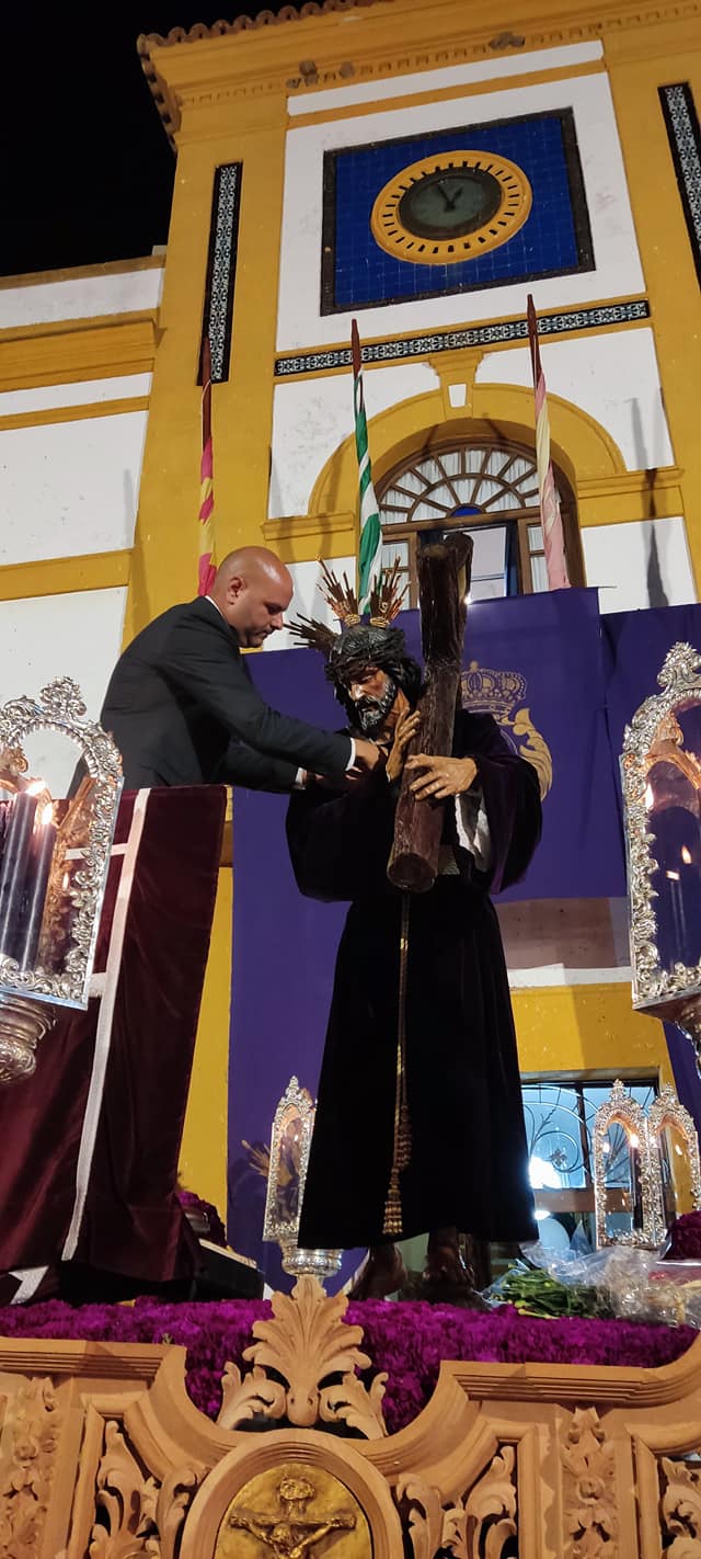 El alcalde de Zalamea la Real (Huelva) impone la Medalla de Oro a la imagen de Jesús Nazareno