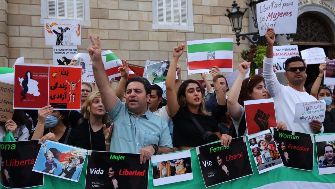 Protesta en Barcelona en apoyo a las mujeres iranís tras la muerte de una joven por llevar el velo mal puesto. / ELISENDA PONS