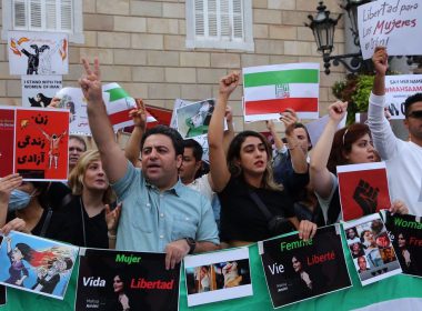Protesta en Barcelona en apoyo a las mujeres iranís tras la muerte de una joven por llevar el velo mal puesto. / ELISENDA PONS