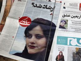 Periodicos en Teherán que dan la noticia de la muerte de Mahsa Amini. EFE/EPA/ABEDIN TAHERKENAREH