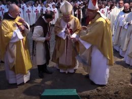 Momento en el que el obispo de Getafe (en el centro) colocó la primera piedra de la futura ciudad religiosa de los Heraldos del Evangelio en Sevilla la Nueva (Madrid). — YouTube