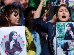Manifestación de mujeres kurdas en Siria por la muerte de una joven en manos de la policía de la moral iraní. / Delil Suleiman