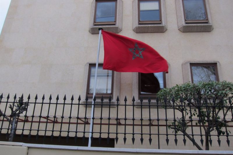 La bandera de Marruecos ondea junto a un edificio. —