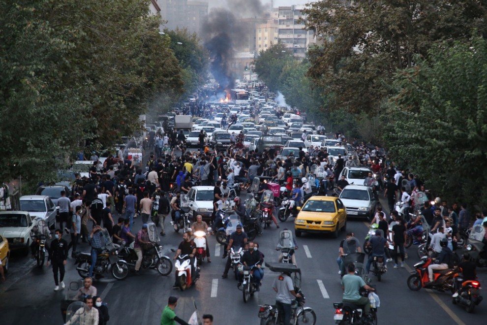La gente confronta con la policía durante una protesta tras la muerte de Mahsa Amini, en Teherán, Irán. — EFE