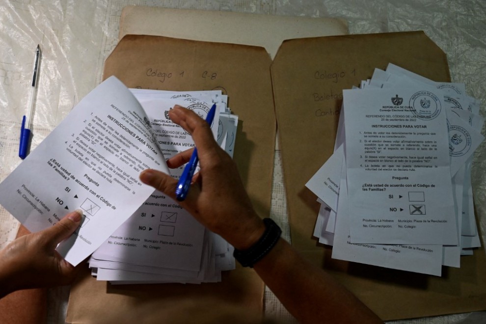 Un miembro de las autoridades electorales cuenta las papeletas en un colegio electoral de La Habana. — Yamil Lage / AFP