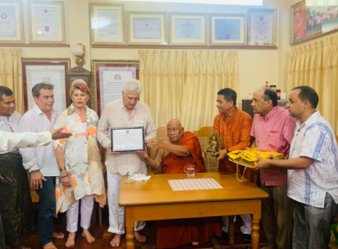 Representantes de la Fundación Lumbini Garden junto al monje budista Sitagu, afín a la dictadura birmana, durante el encuentro mantenido a finales de agosto. — Sitagu International Buddhist Missionary Association