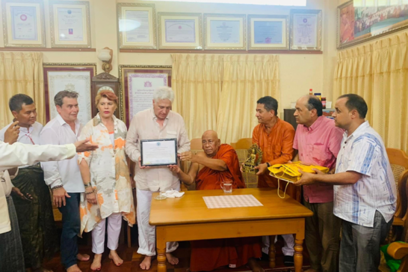 Representantes de la Fundación Lumbini Garden junto al monje budista Sitagu, afín a la dictadura birmana, durante el encuentro mantenido a finales de agosto. — Sitagu International Buddhist Missionary Association
