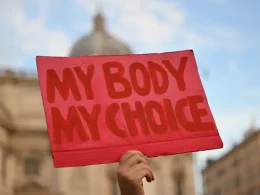 Foto de archivo de un cartel que reza: "Mi cuerpo, mi decisión"./ ALBERTO PIZZOLI via Getty Images