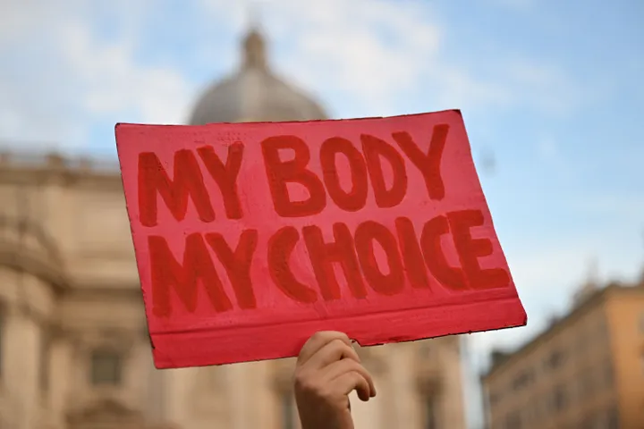 Foto de archivo de un cartel que reza: "Mi cuerpo, mi decisión"./ ALBERTO PIZZOLI via Getty Images