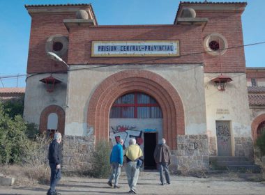 Los cuatro curas en la entrada de la vieja prisión de Zamora / MALUTA FILMS