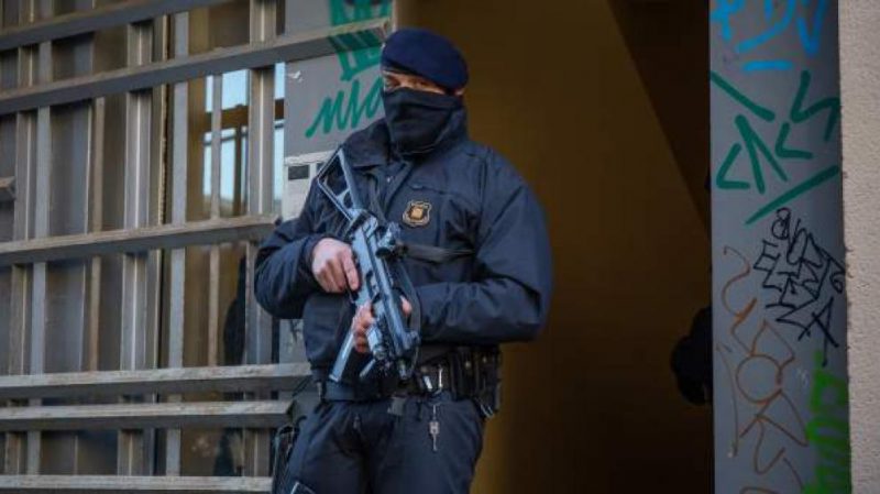Un agente de los Mossos d'Esquadra en la operación contra el yihadismo.