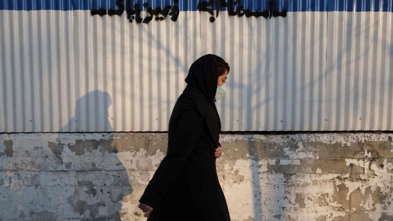 Una mujer cubierta con un velo camina por una calle de Teherán (Irán) el pasado 7 de febrero. EFE/Jaime León