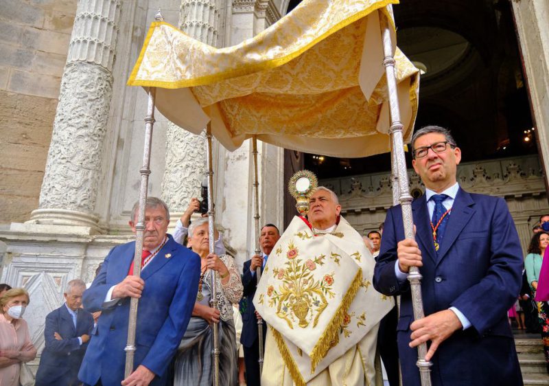 El obispo de Cádiz, Rafael Zornoza, durante las celebraciones del Corpus en junio de 2022, realizada en la Catedral de Cádiz, en una imagen distribuida por el Obispado de Cádiz.Alejandro Moreno