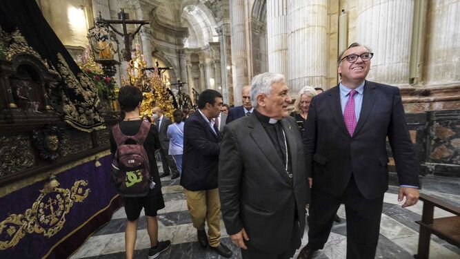 El Obispo de Cádiz, Rafael Zornoza, y el consejero de Turismo, Cultura y Deportes, Arturo Bernal, en la Catedral de Cádiz. / Julio González