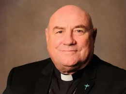 el obispo emérito de Broome (Australia), Christopher Saunders