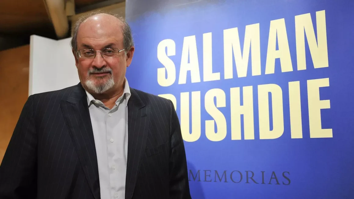 El escrito Salman Rushdie